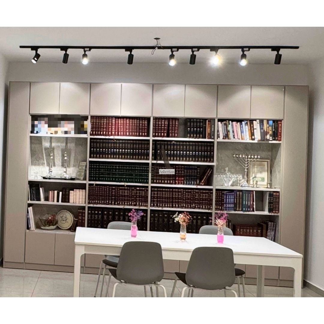 Gilboa | ספריה מעוצבת עם מדפי תצוגה, 10 דלתות רוחב 4 מטר צבע סהרה בשילוב שיש קררה