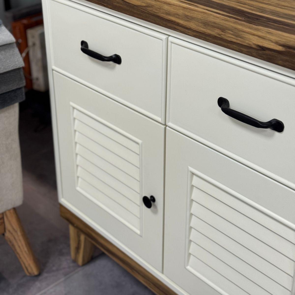 MONIK | שידת אחסון מודרנית עם מגירות רחבות ורגלי עץ