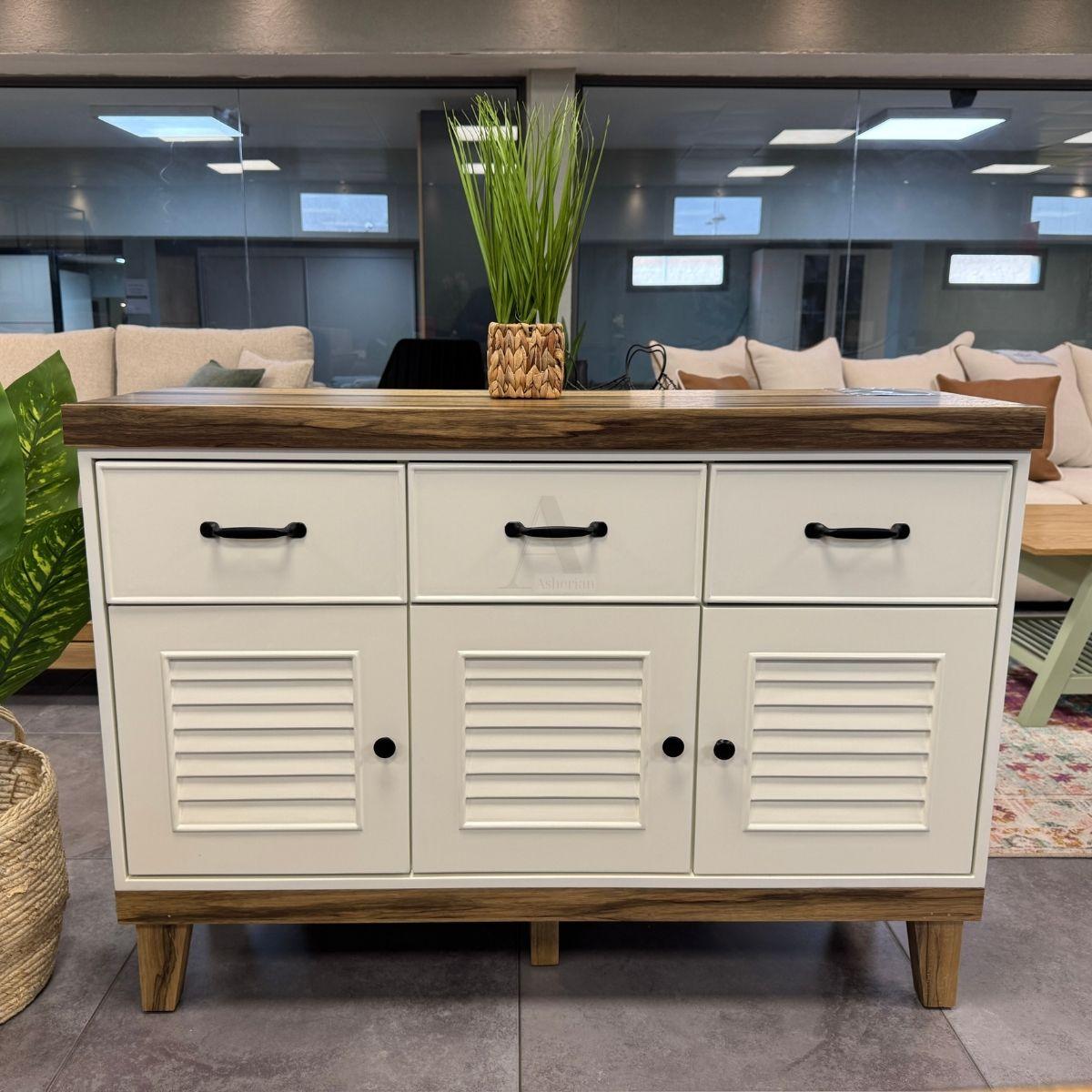 MONIK | שידת אחסון מודרנית עם מגירות רחבות ורגלי עץ