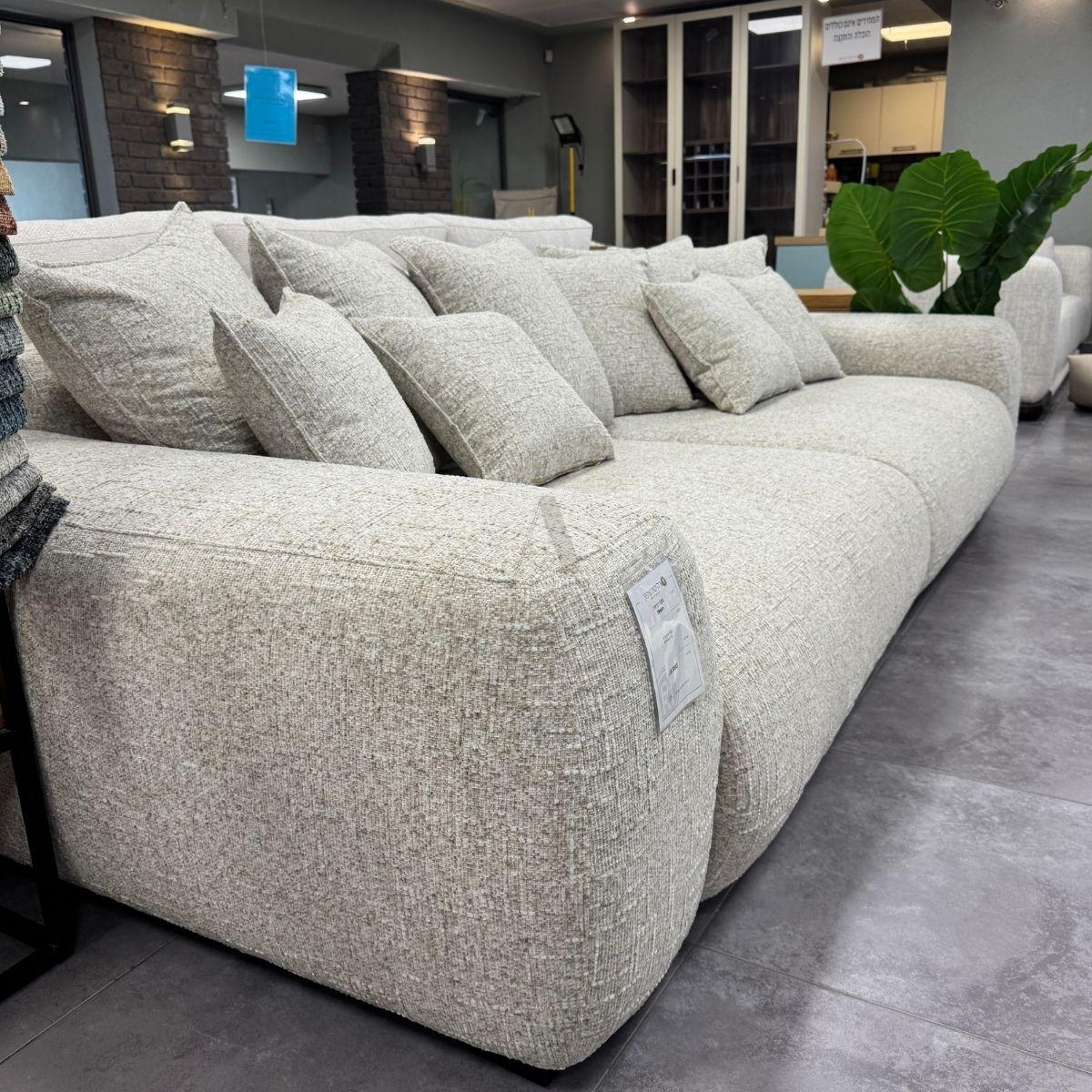 BLOOM | ספת רביצה ארוכה בעיצוב אלגנטי ומזמין