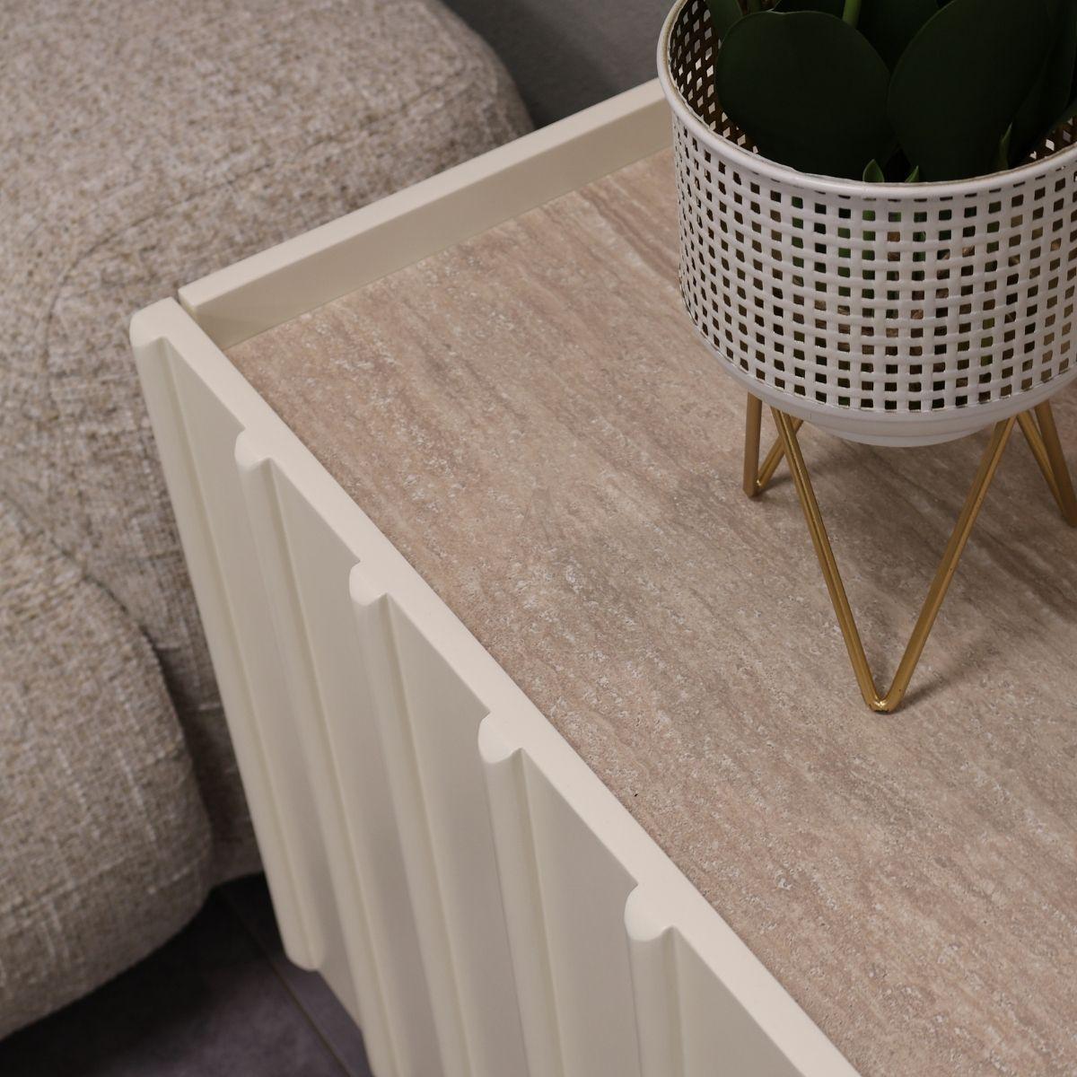 MILKI | מזנון טלוויזיה מודרני בגוון בהיר עם דלתות חלקות ורגלי מתכת