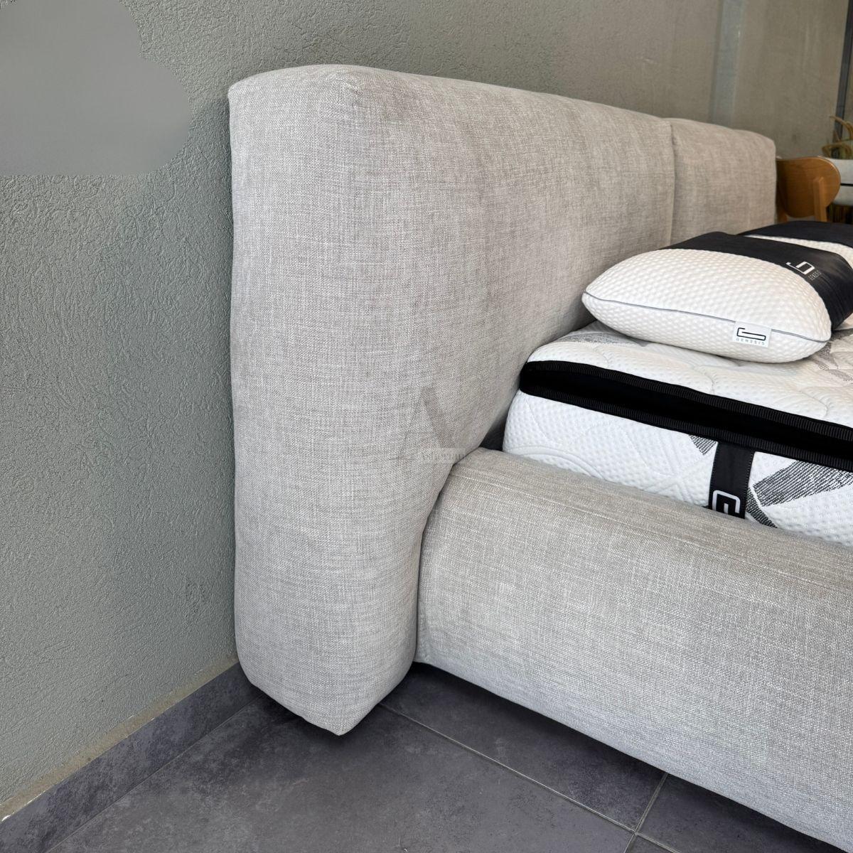 LUNE | מיטה זוגית מרופדת בעיצוב מודרני ורך