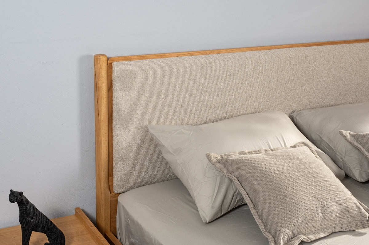 MORA | מיטה זוגית מעץ מלא עם ראש מרופד