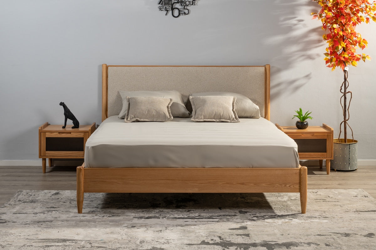 MORA | מיטה זוגית מעץ מלא עם ראש מרופד