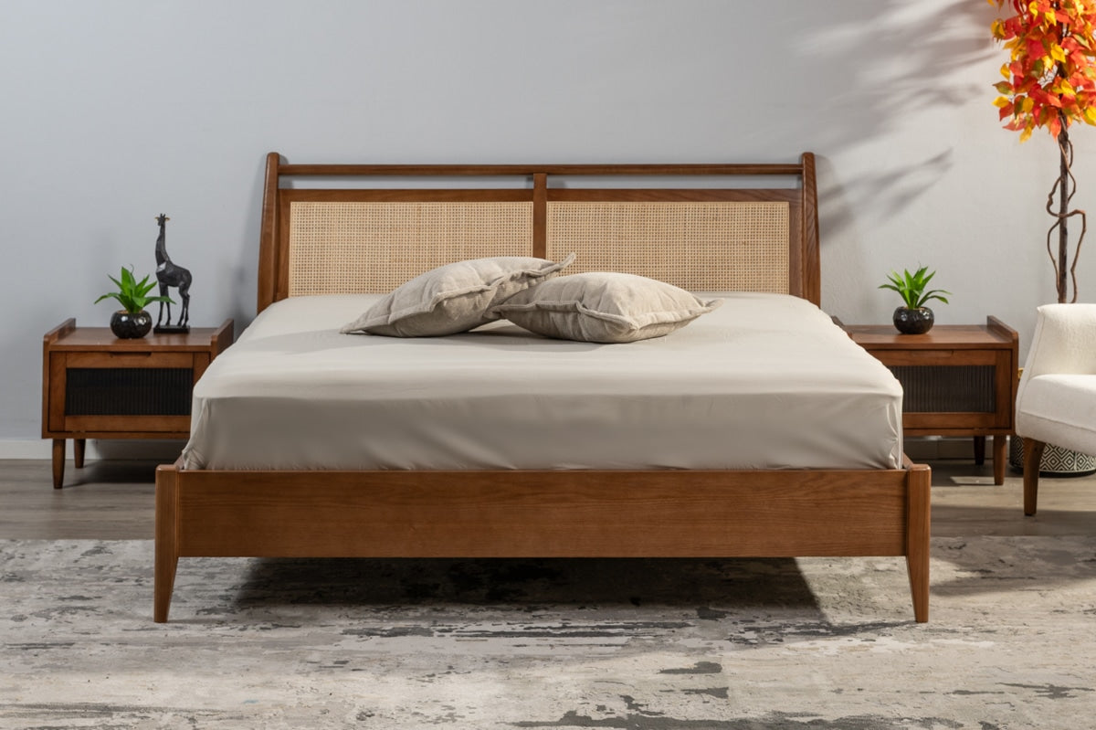 BORA | מיטה זוגית מעץ מלא בשילוב ראטן