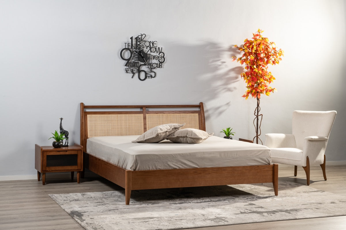 BORA | מיטה זוגית מעץ מלא בשילוב ראטן