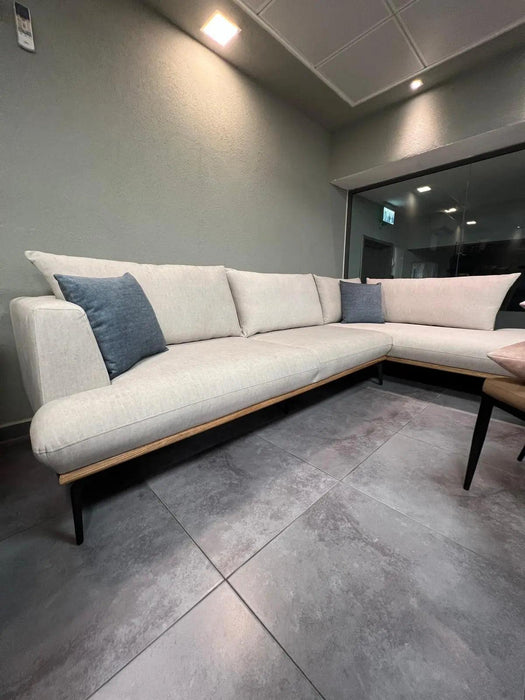 Segev | ספה פינתית עם צוקל עץ במראה טריקולדה - אשריאן | ASHERIAN