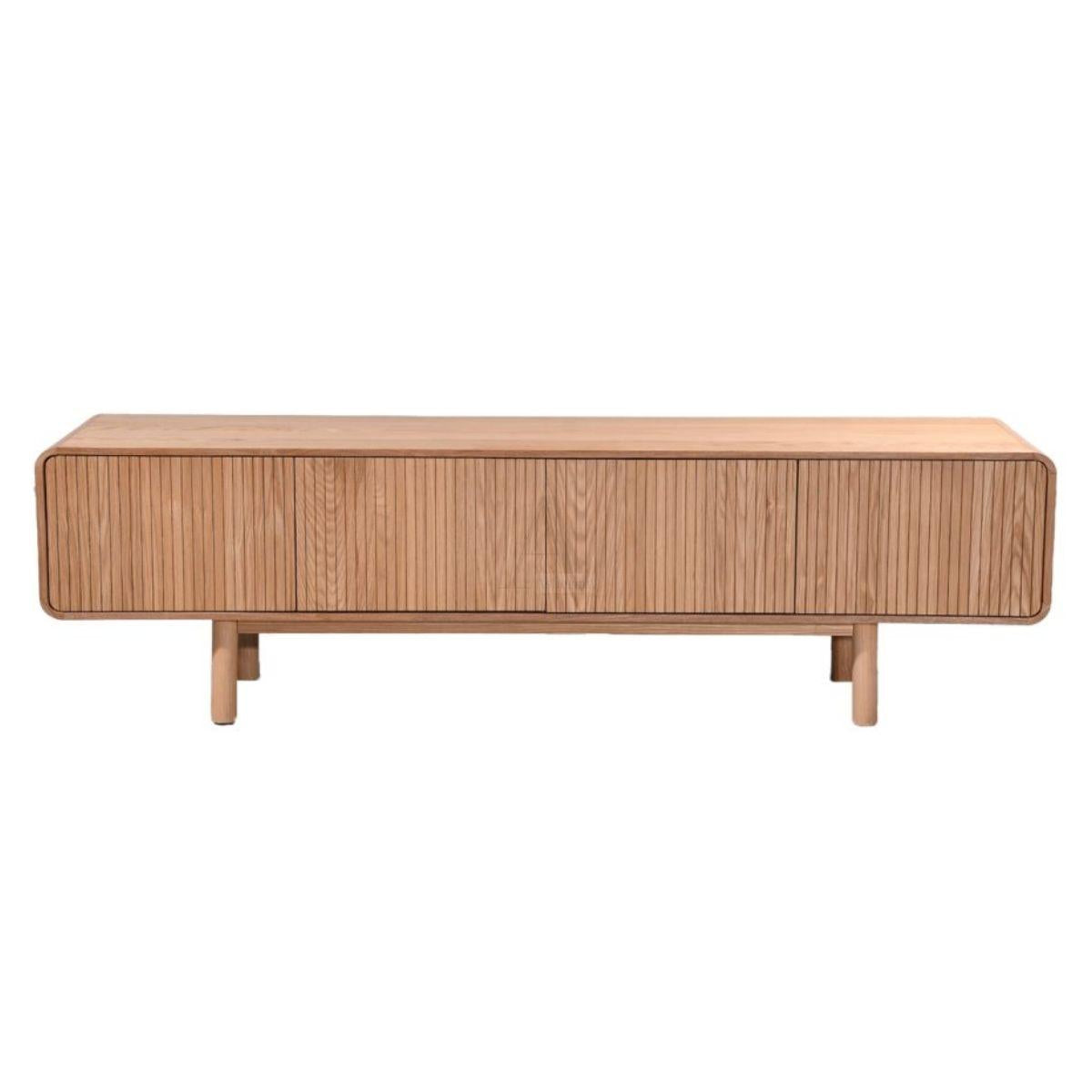 AIRA | מזנון טלוויזיה סקנדינבי עם דלתות משולבות ורגלי עץ אלכסוניות