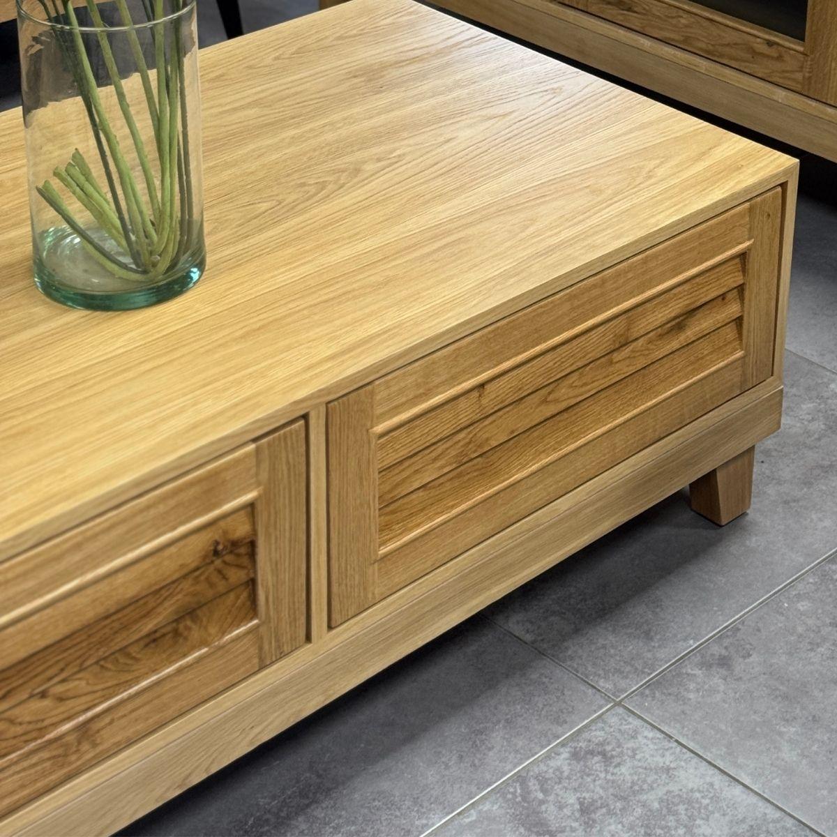 ATLAS CFT | שולחן סלון כפרי עם חזית CNC ומגירות אחסון