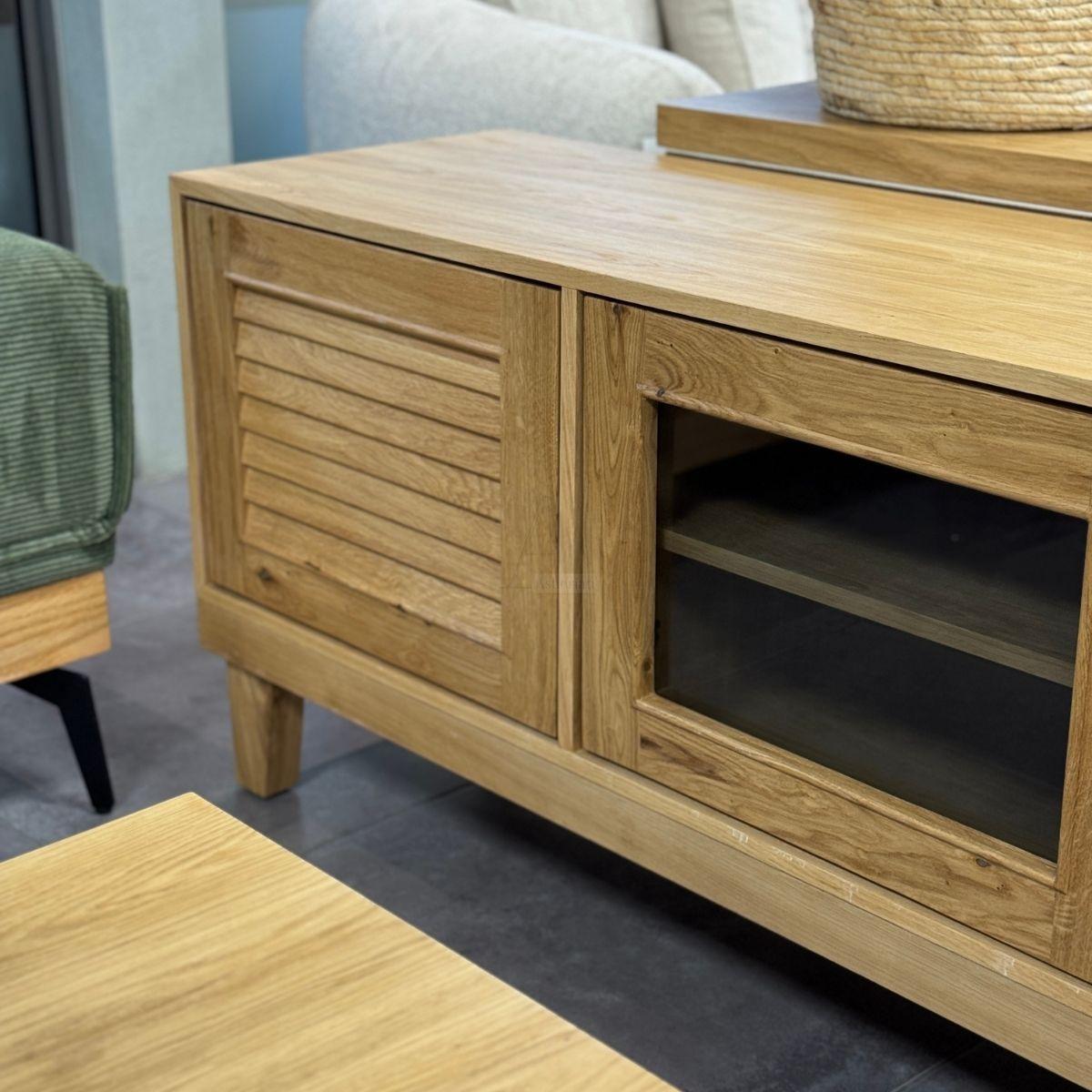 ATLAS | מזנון טלוויזיה כפרי עם חזית CNC ורגלי עץ אלכסוניות