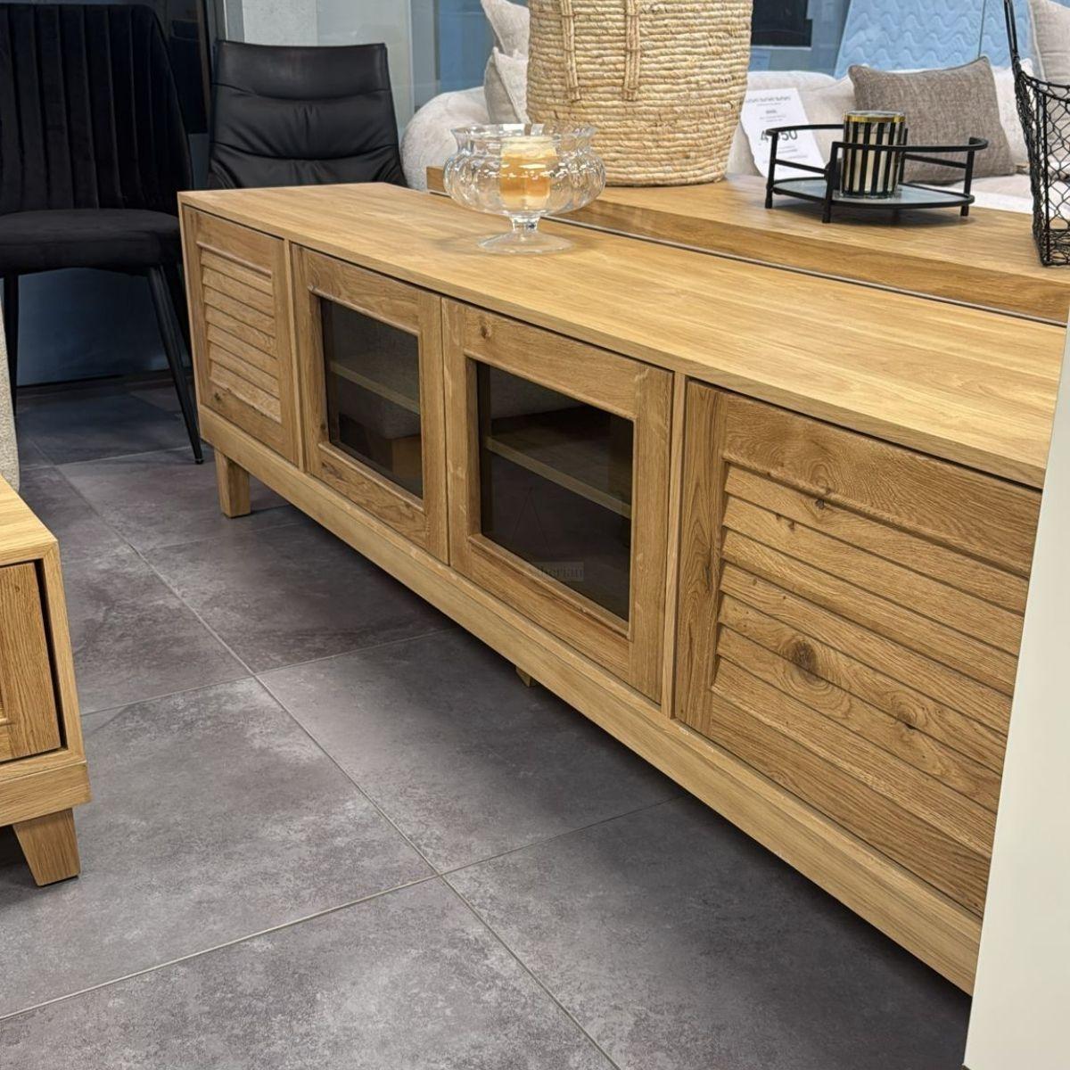 ATLAS | מזנון טלוויזיה כפרי עם חזית CNC ורגלי עץ אלכסוניות