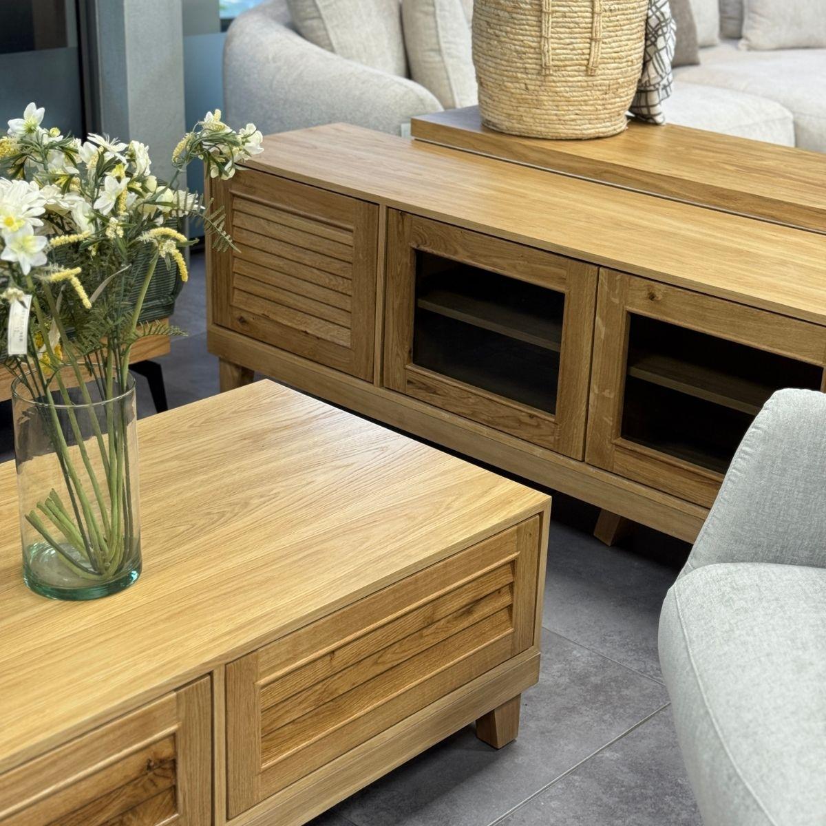 ATLAS | מזנון טלוויזיה כפרי עם חזית CNC ורגלי עץ אלכסוניות