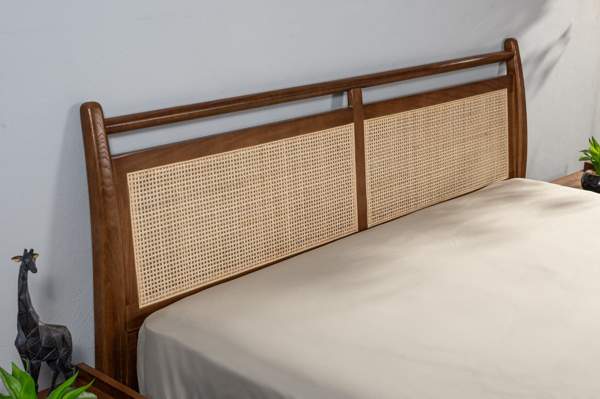 BORA | מיטה זוגית מעץ מלא בשילוב ראטן