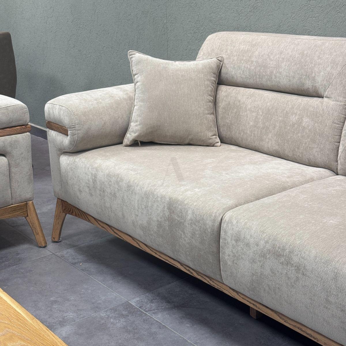 LIMA | ספה מפנקת לסלון עם הטבעת עץ ייחודית - תלת מושבית