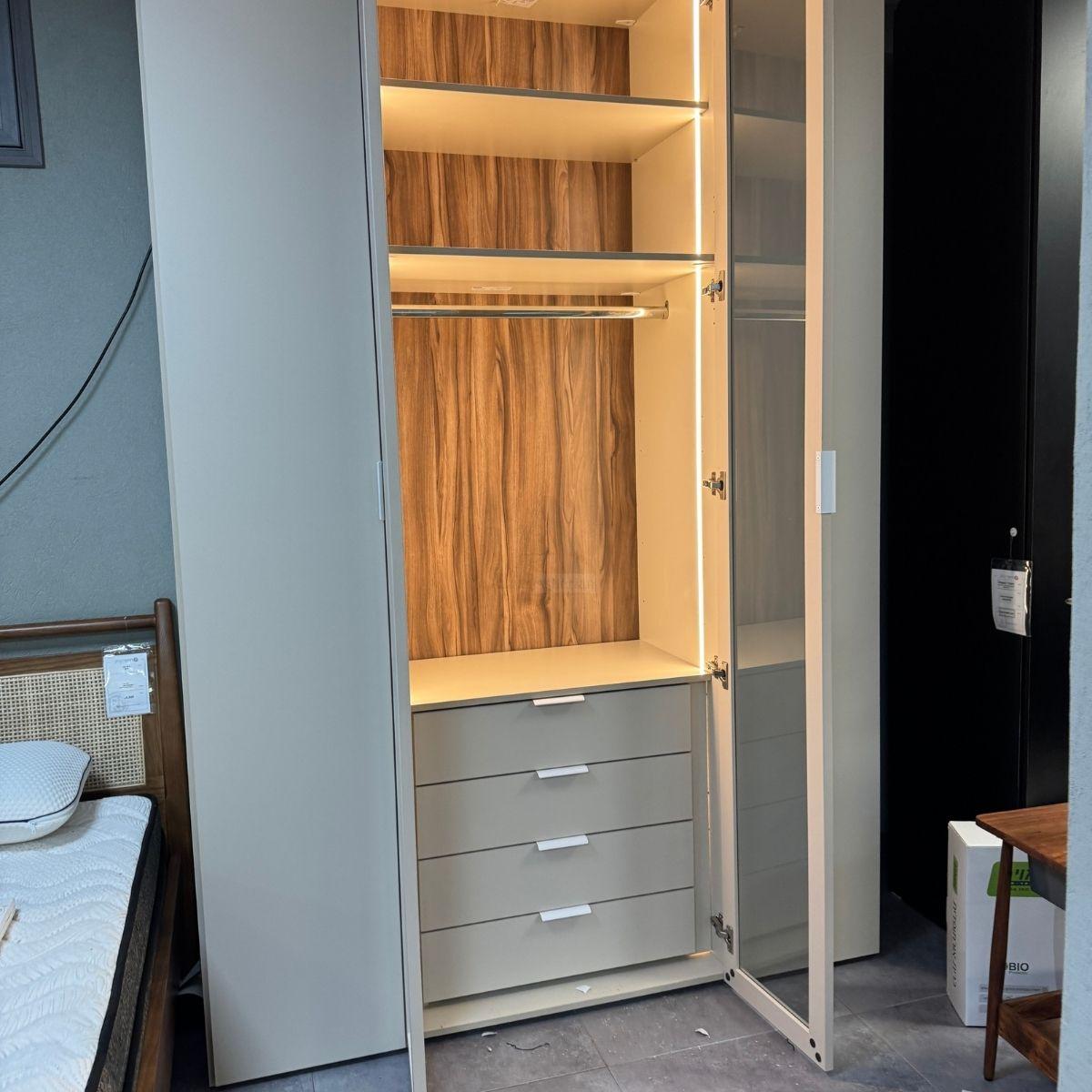 LUMEN | ארון זכוכית בעיצוב מודרני עם מגירות פנימיות - פתיחה