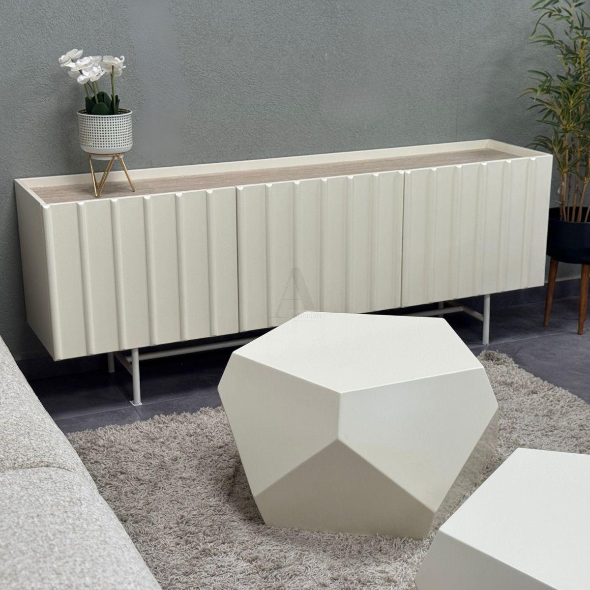 MILKI | מזנון טלוויזיה מודרני בגוון בהיר עם דלתות חלקות ורגלי מתכת