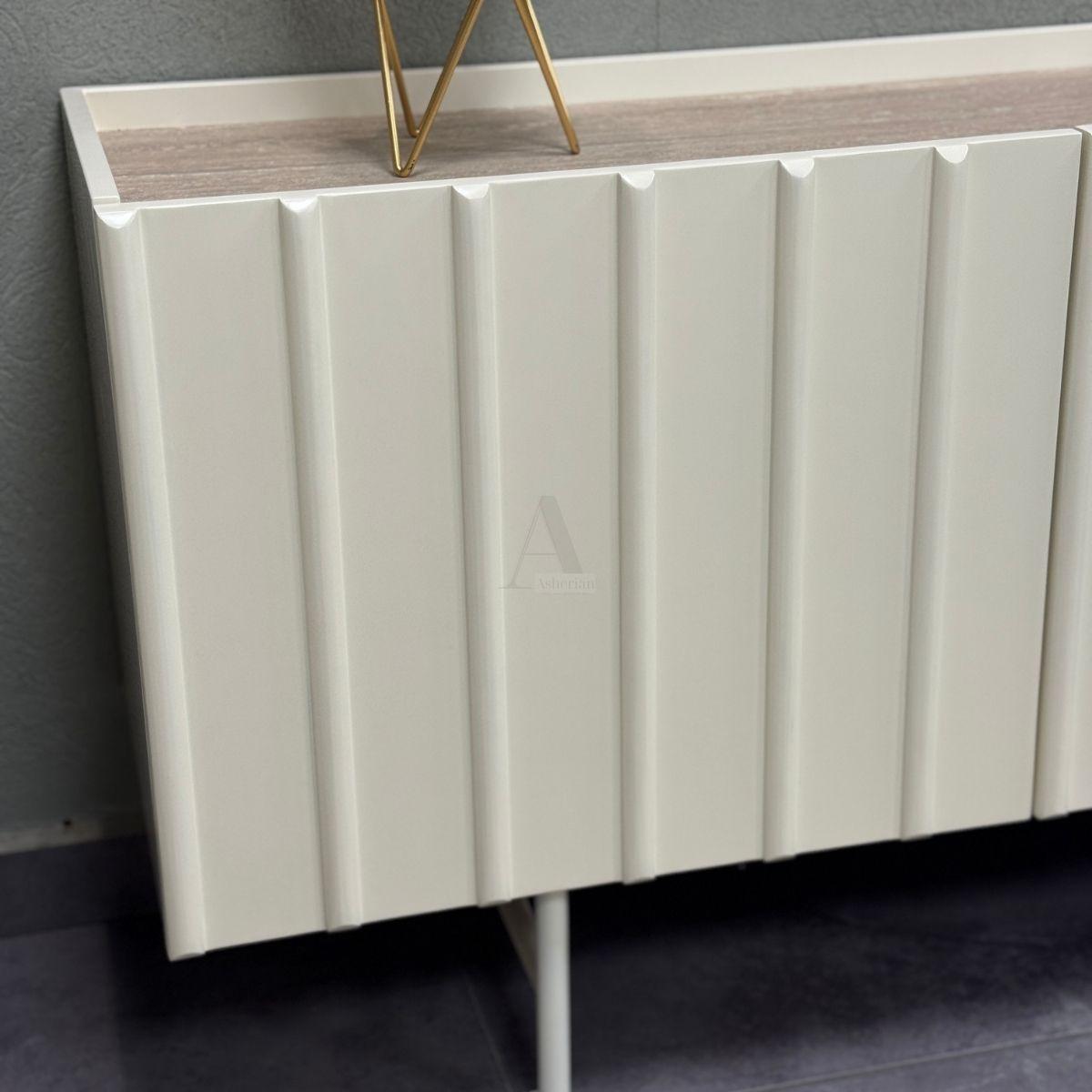 MILKI | מזנון טלוויזיה מודרני בגוון בהיר עם דלתות חלקות ורגלי מתכת