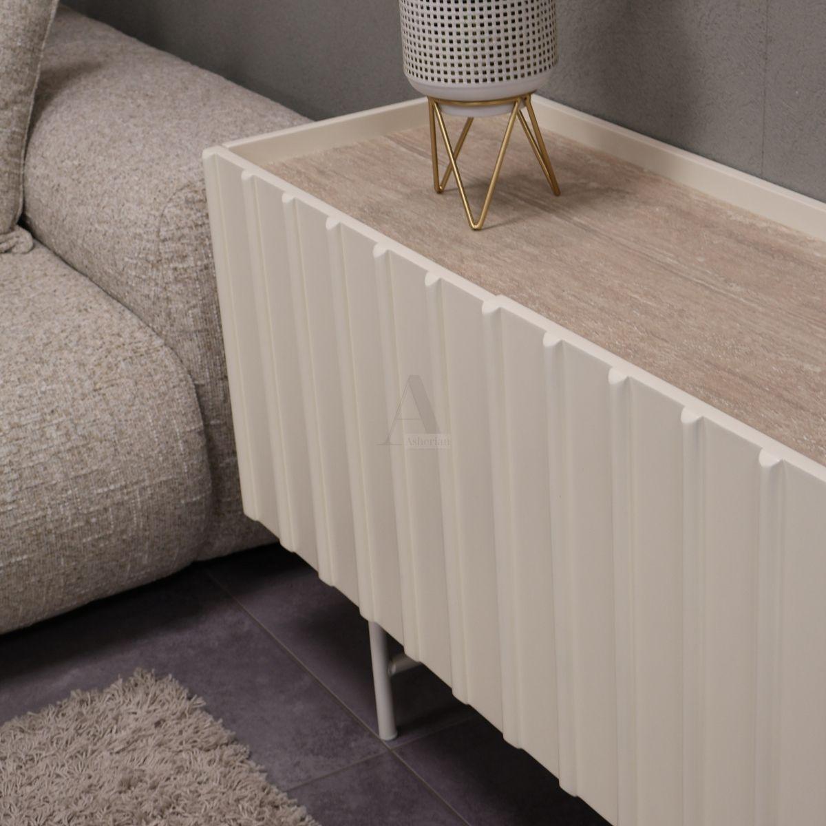 MILKI | מזנון טלוויזיה מודרני בגוון בהיר עם דלתות חלקות ורגלי מתכת