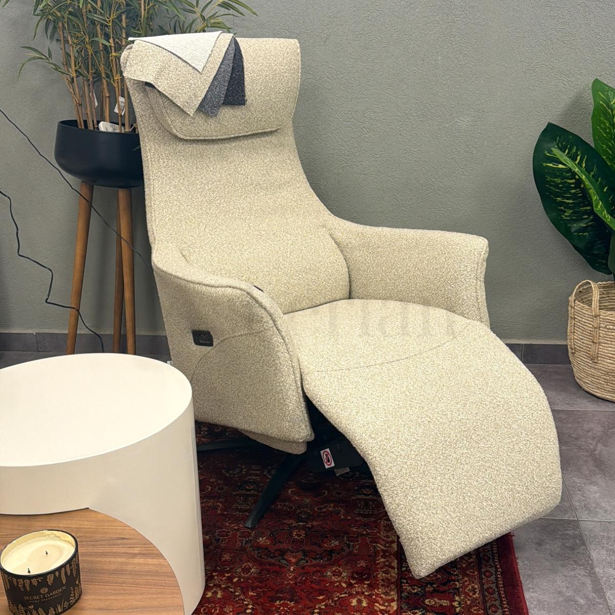 MIST | כורסת ריקליינר חשמלית מתכווננת עם עיסוי שיאצו