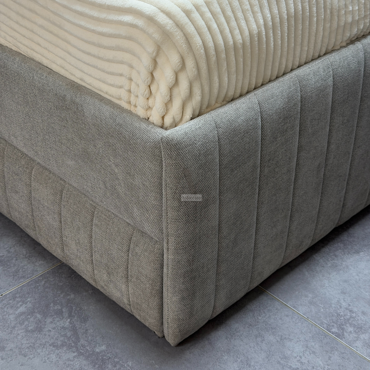 FRIEND | מיטת ילדים מרופדת עם מזרנים ומיטת חבר נשלפת בעיצוב מודרני