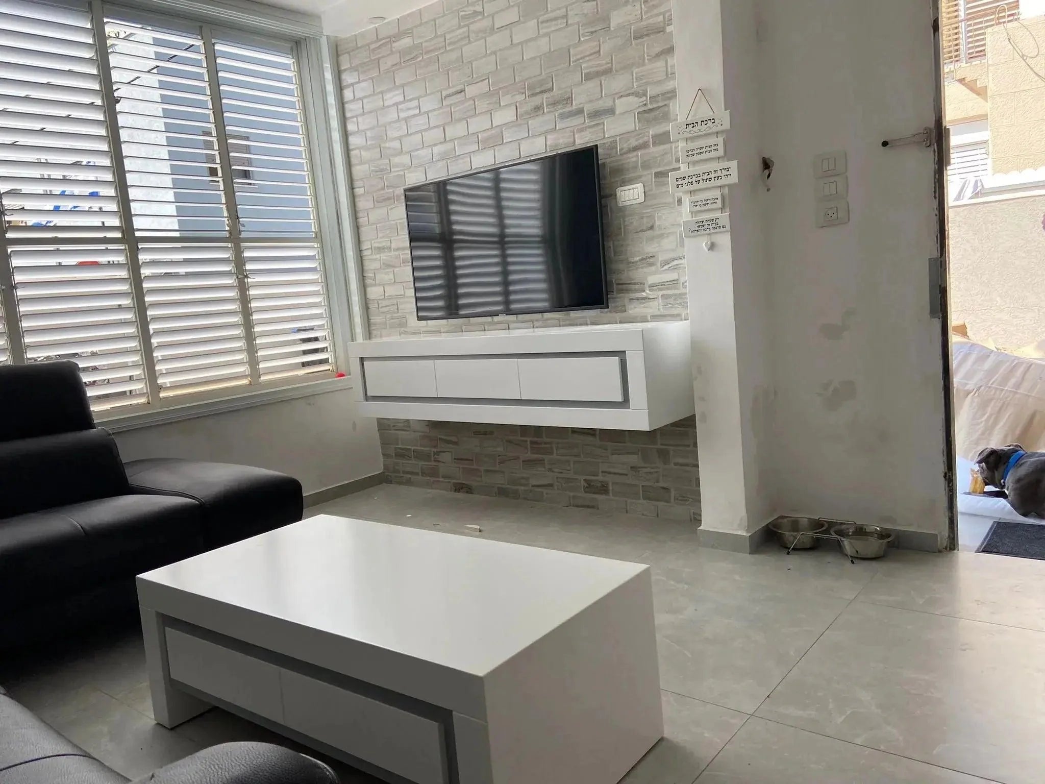 MONA | מערכת מזנון תלוי עם מסגרת לטלוויזיה בסגנון מודרני - - אשריאן | ASHERIAN