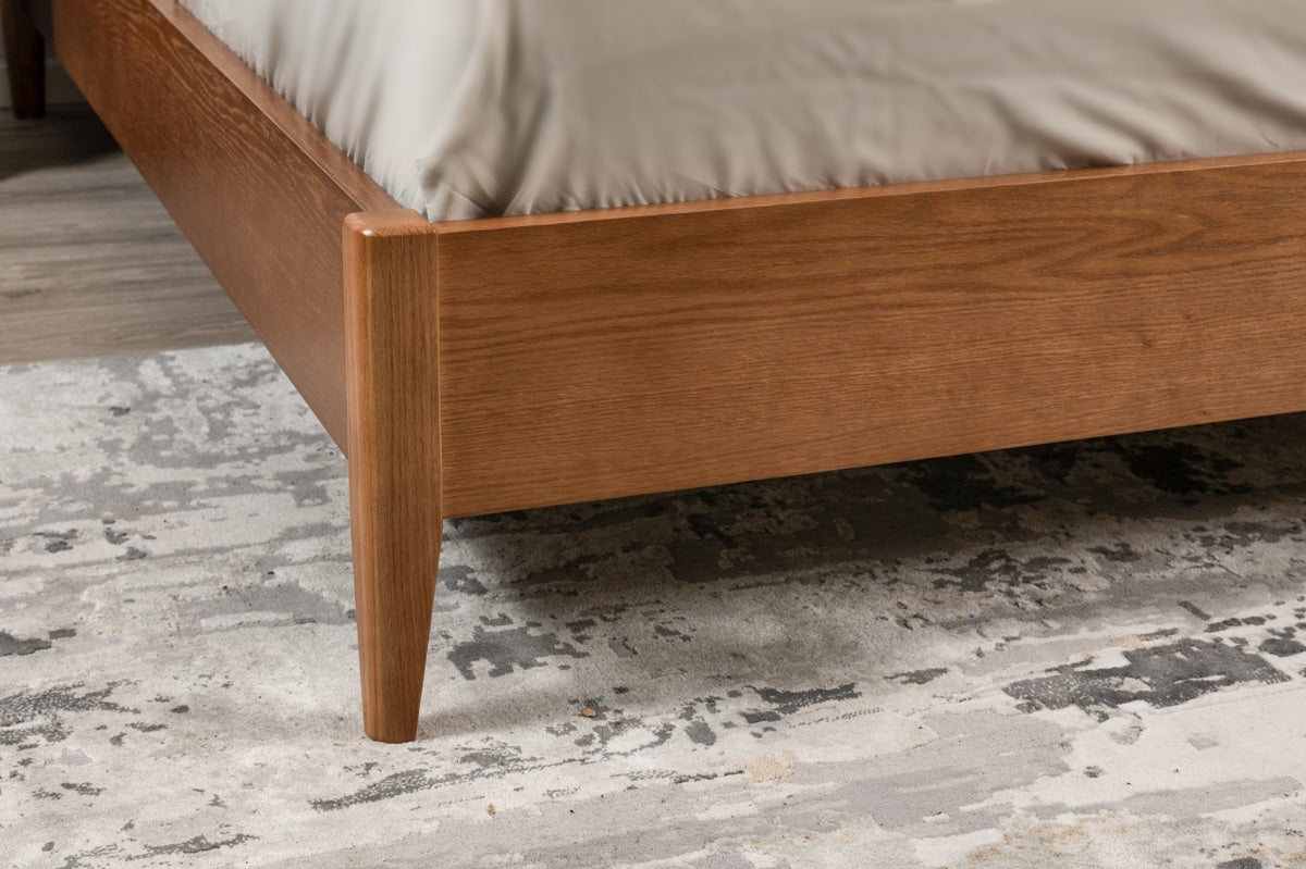 MORA | מיטה זוגית מעץ מלא עם ראש מרופד - אגוז / 140/190 ס״מ