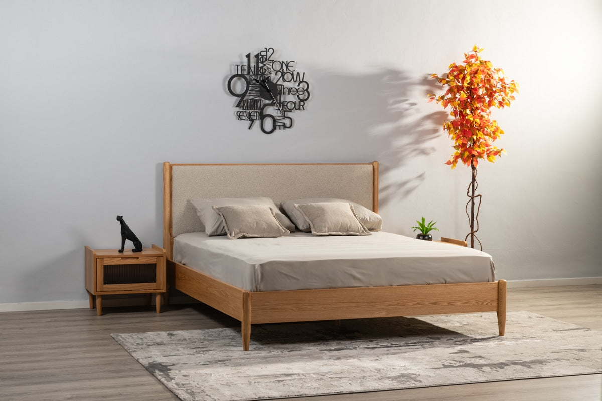 MORA | מיטה זוגית מעץ מלא עם ראש מרופד
