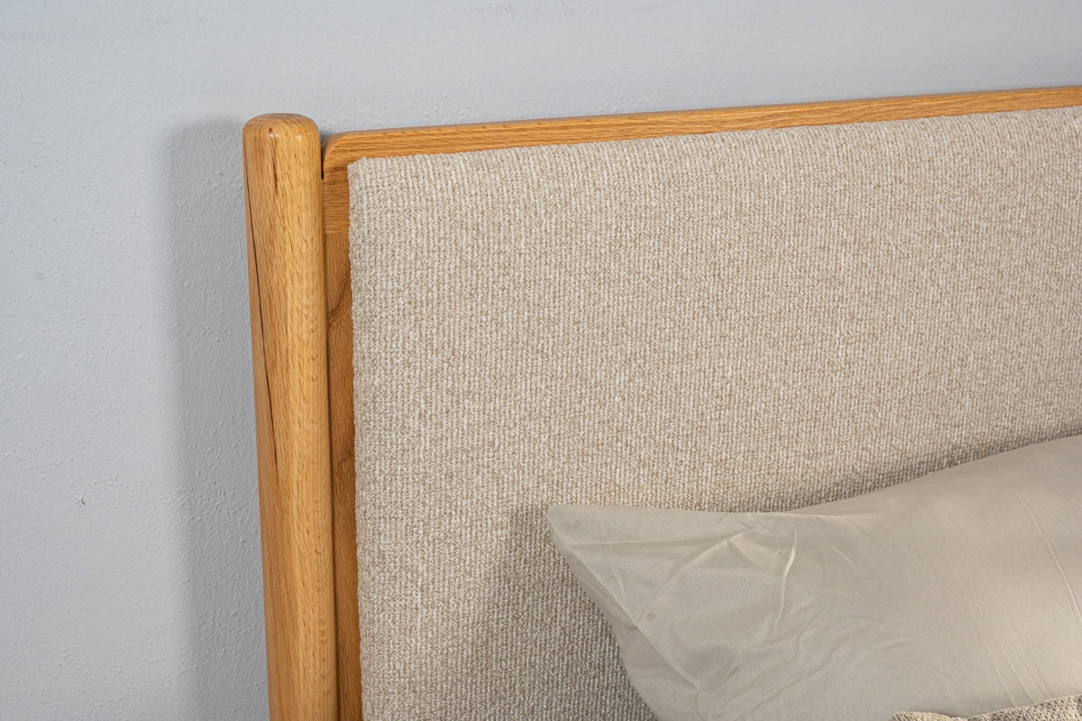 MORA | מיטה זוגית מעץ מלא עם ראש מרופד