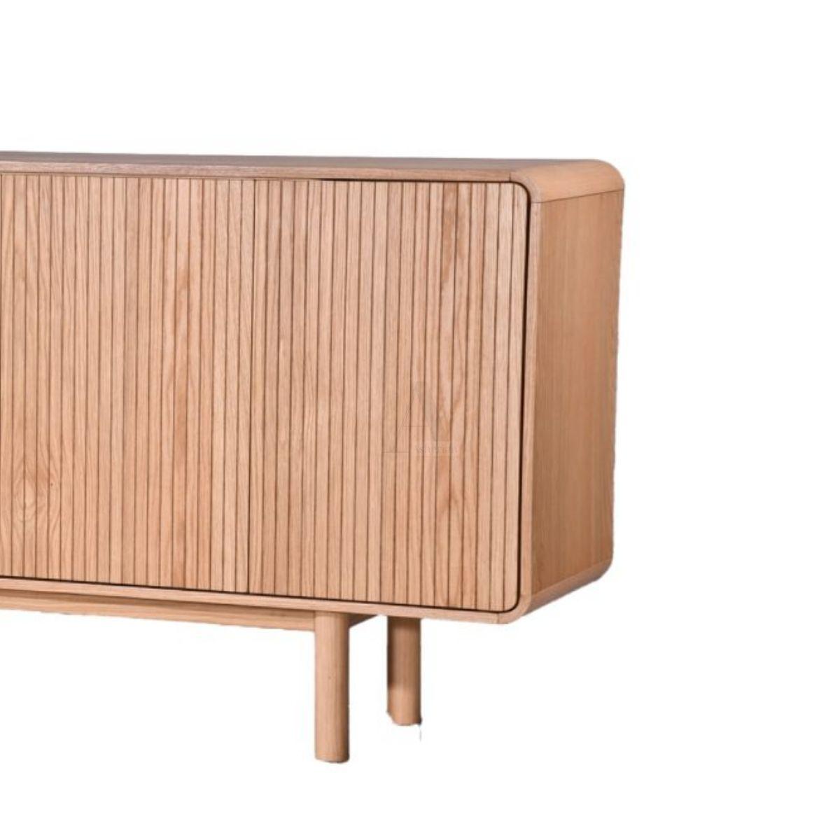 KORA | מזנון טלוויזיה מעוצב עם דלתות תריס ורגלי עץ מלא - אלון / 160 ס״מ