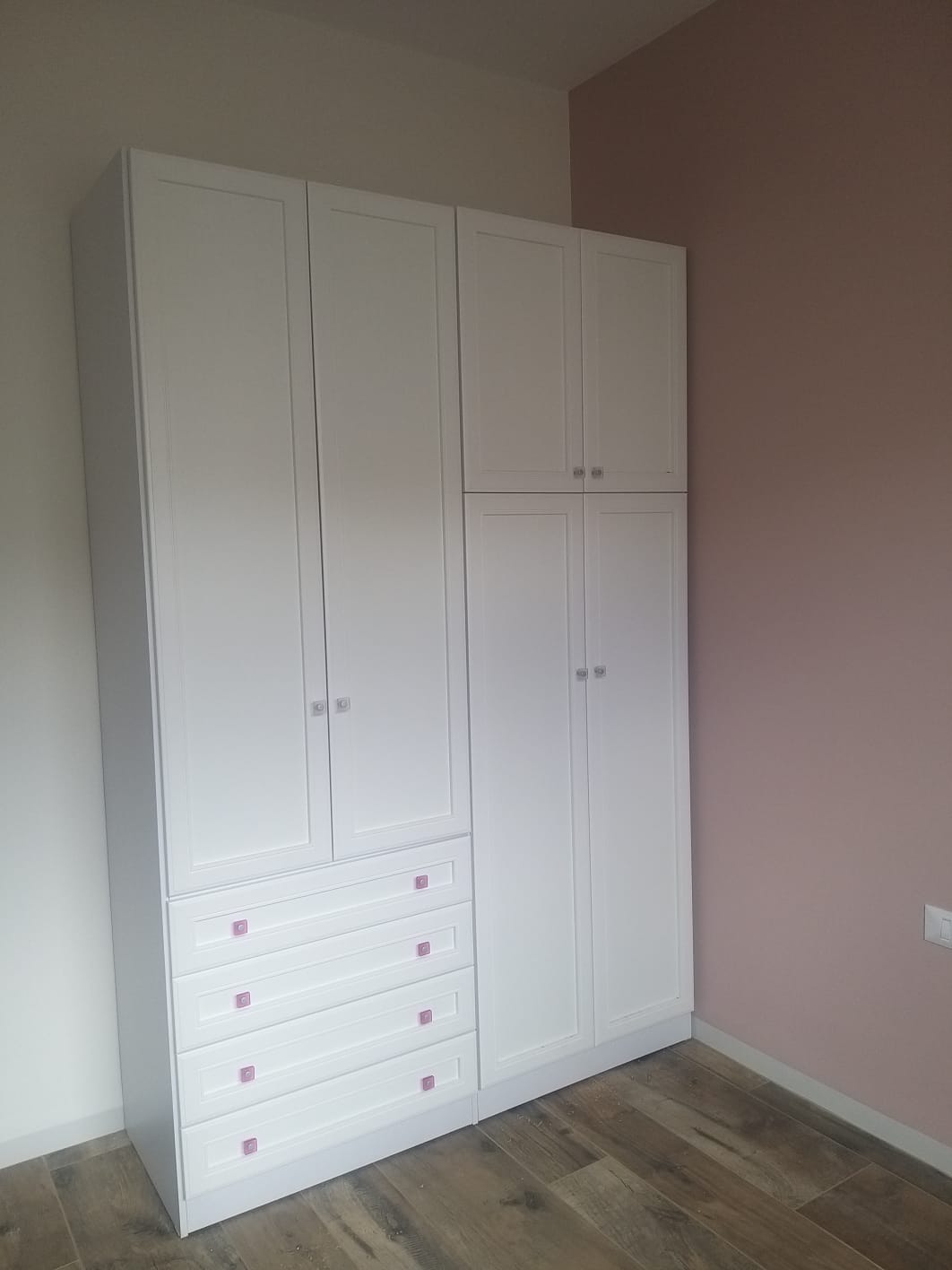 RIVKA | ארון בגדים סנדוויץ׳ בעיצוב כפרי עם מגירות וטריקות שקטות - - אשריאן | ASHERIAN