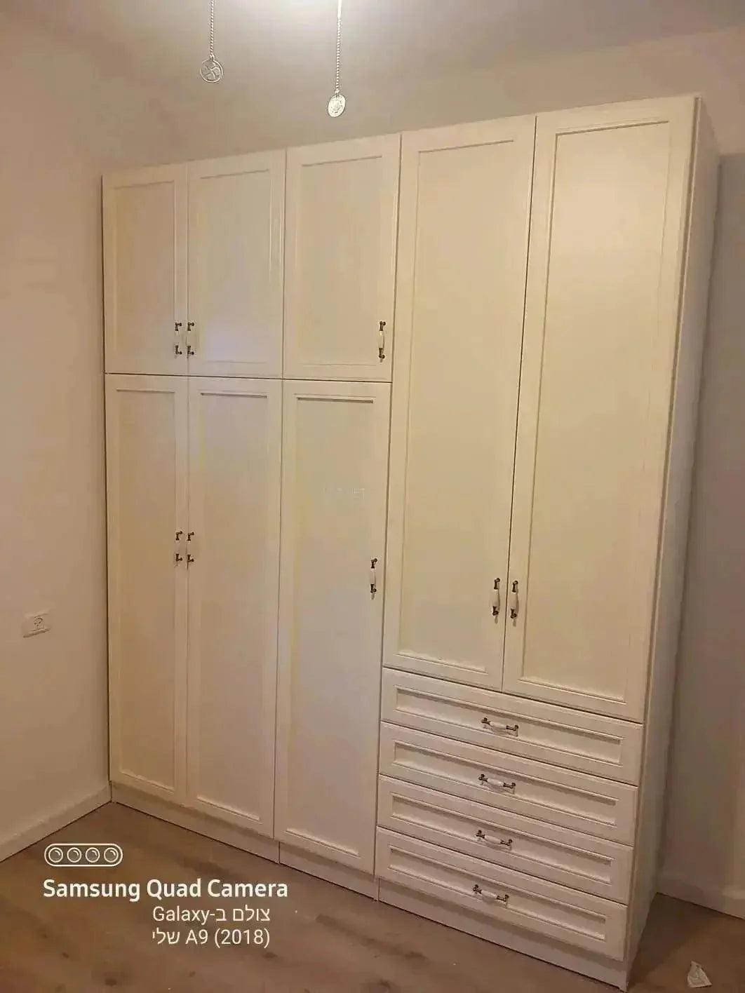 RIVKA | ארון בגדים סנדוויץ׳ בעיצוב כפרי עם מגירות וטריקות שקטות - - אשריאן | ASHERIAN