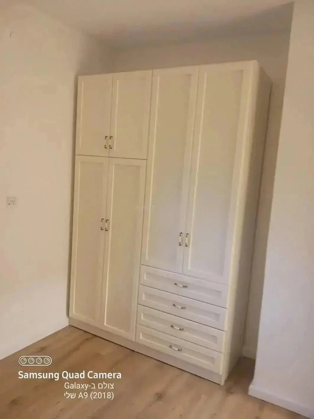 RIVKA | ארון בגדים סנדוויץ׳ בעיצוב כפרי עם מגירות וטריקות שקטות - - אשריאן | ASHERIAN