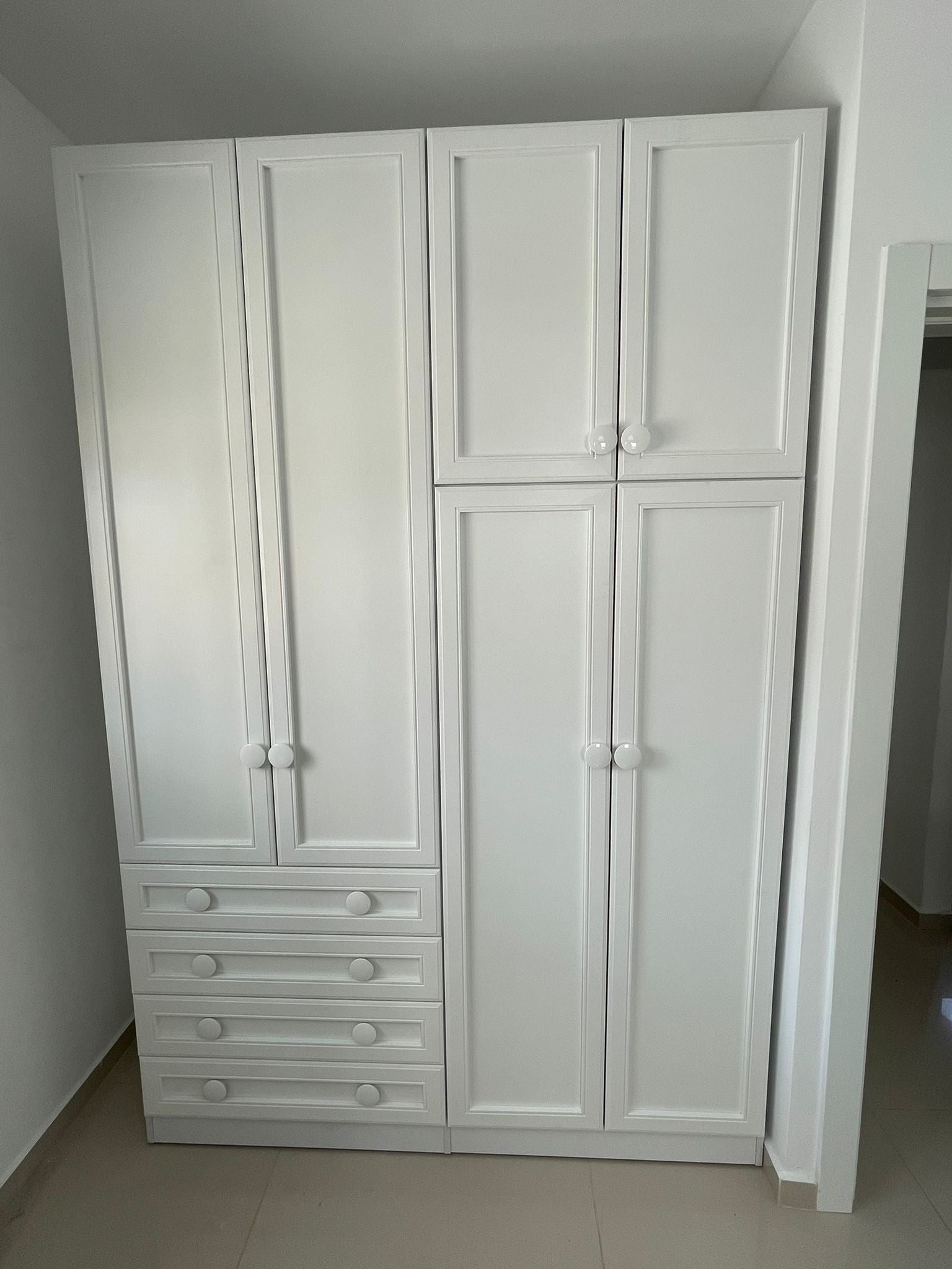 RIVKA | ארון בגדים סנדוויץ׳ בעיצוב כפרי עם מגירות וטריקות שקטות - - אשריאן | ASHERIAN