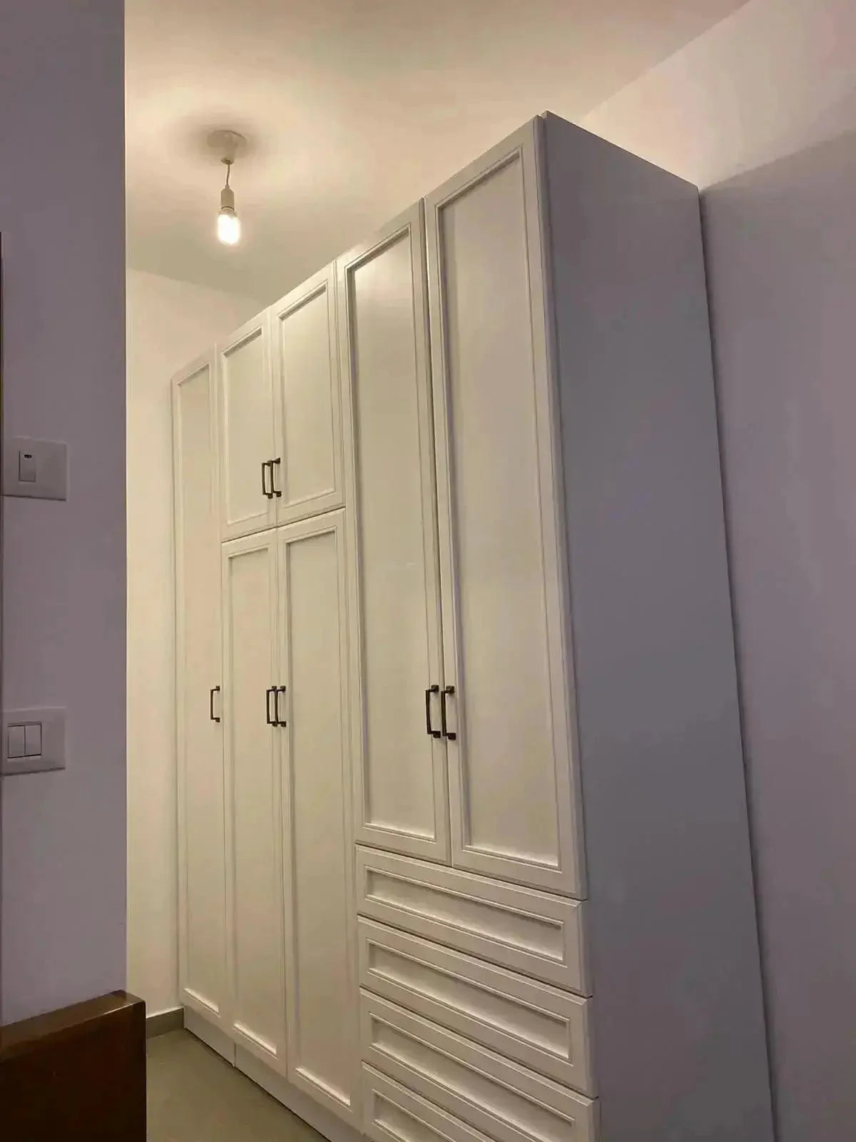 RIVKA | ארון בגדים סנדוויץ׳ בעיצוב כפרי עם מגירות וטריקות שקטות - - אשריאן | ASHERIAN