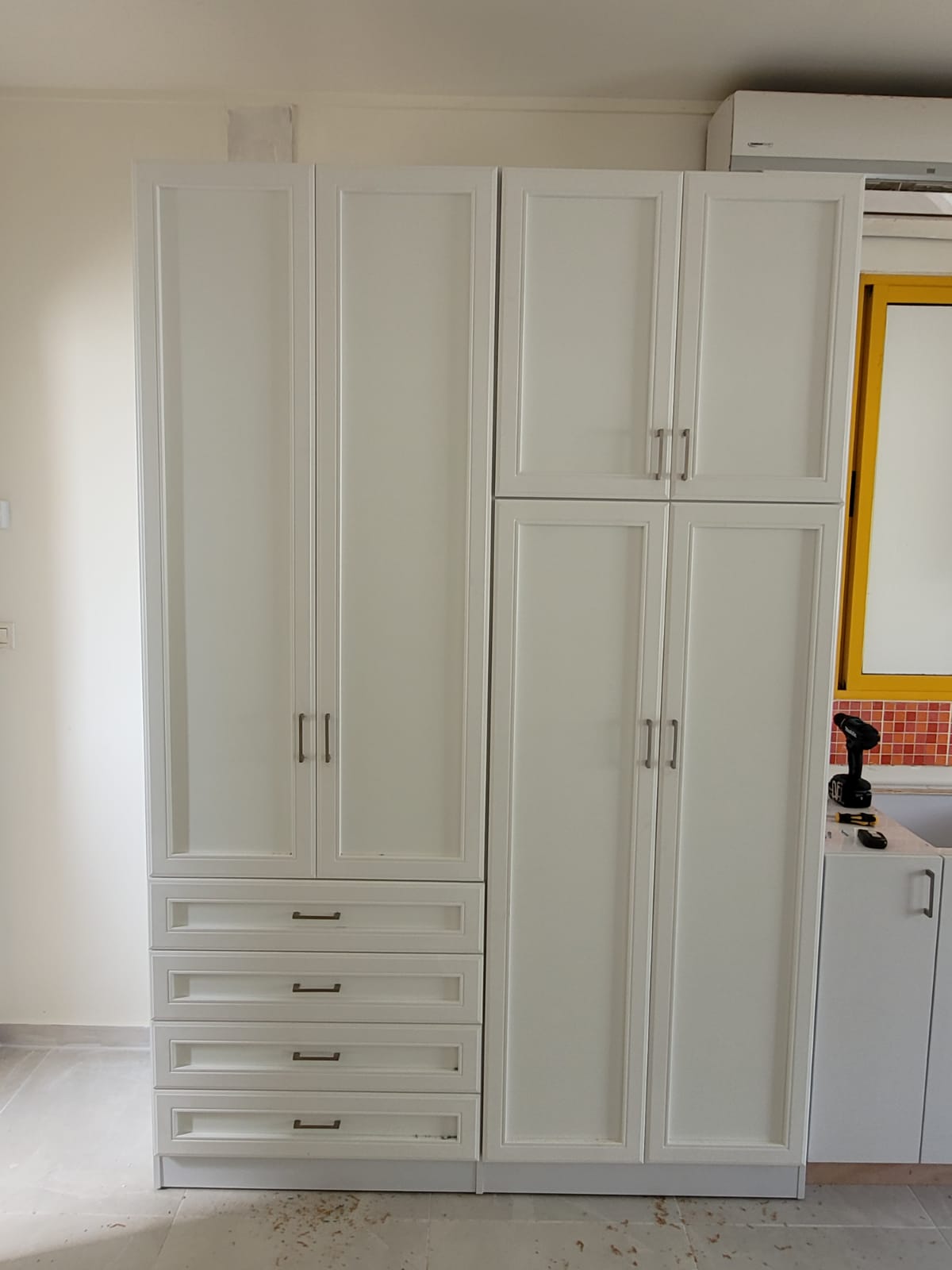 RIVKA | ארון בגדים סנדוויץ׳ בעיצוב כפרי עם מגירות וטריקות שקטות - - אשריאן | ASHERIAN