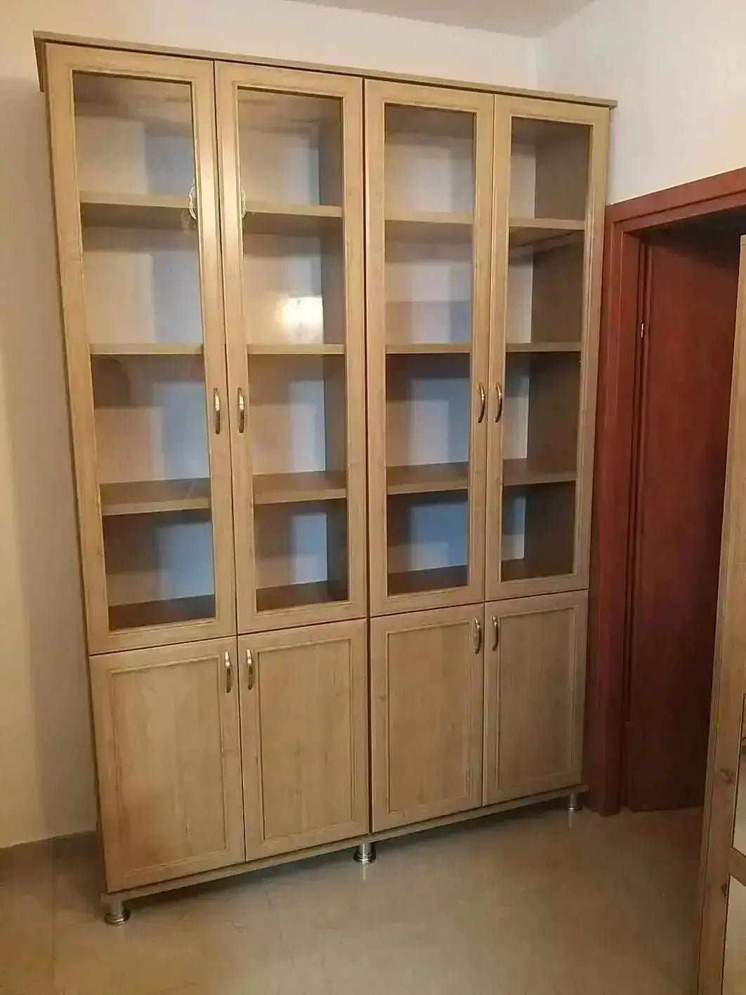 RIVKA | ארון ספרים איכותי מעץ סנדוויץ׳ עם דלתות זכוכית ובמת רגליים - - אשריאן | ASHERIAN