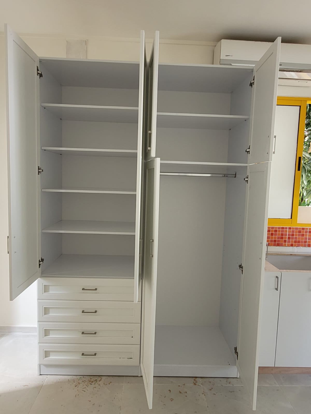 RIVKA | ארון בגדים סנדוויץ׳ בעיצוב כפרי עם מגירות וטריקות שקטות - - אשריאן | ASHERIAN