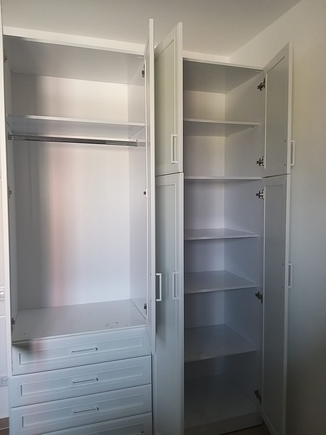 RIVKA | ארון בגדים סנדוויץ׳ בעיצוב כפרי עם מגירות וטריקות שקטות - - אשריאן | ASHERIAN