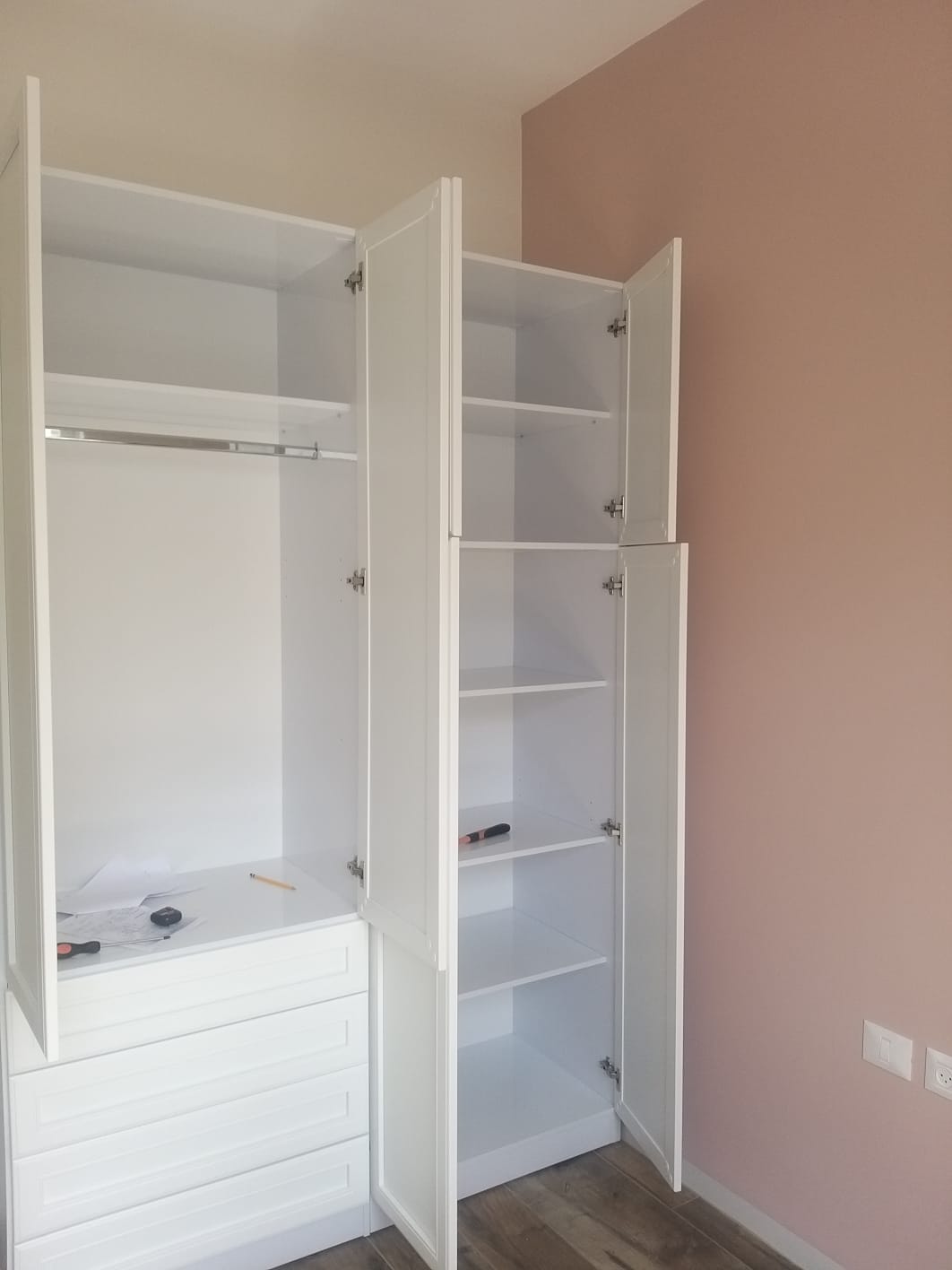 RIVKA | ארון בגדים סנדוויץ׳ בעיצוב כפרי עם מגירות וטריקות שקטות - - אשריאן | ASHERIAN