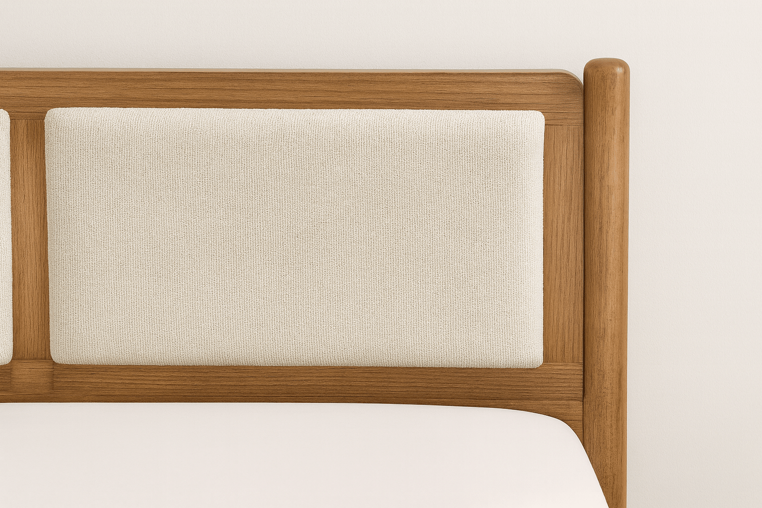 VEGA | מיטת עץ מלא בעיצוב בוהו שיק עם ראש מרופד - מיטה זוגית