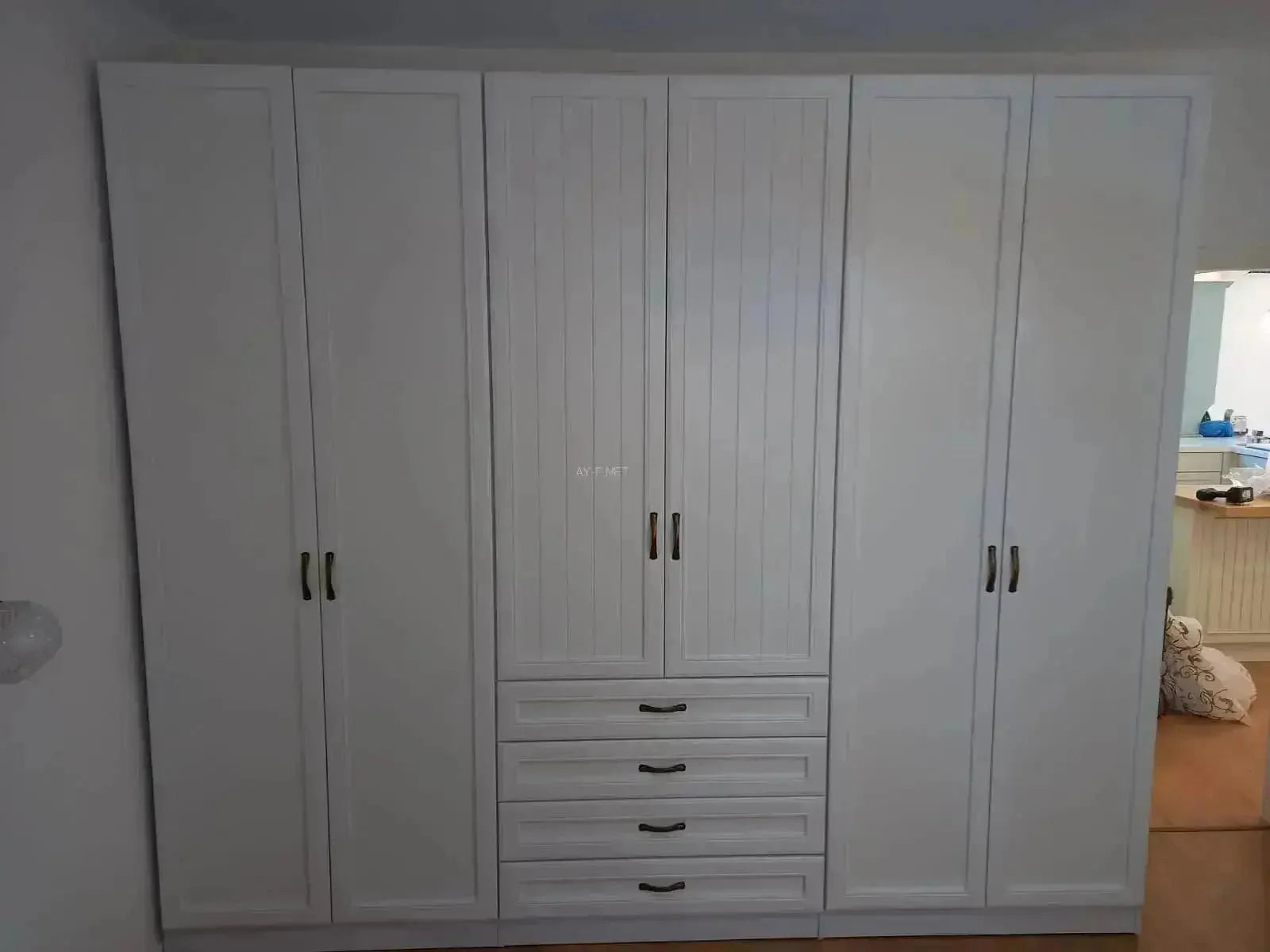 YONATAN | ארון בגדים סנדוויץ׳ כפרי עם דלתות תריס, מגירות וטריקות שקטות - - אשריאן | ASHERIAN
