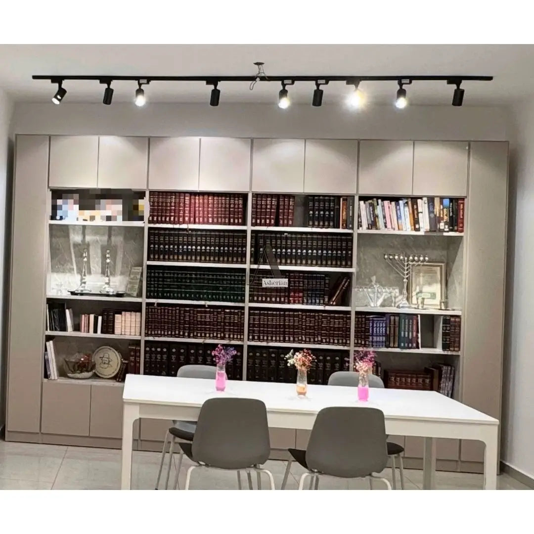 Gilboa | ספריה מעוצבת עם מדפי תצוגה 10 דלתות רוחב 4 מטר צבע סהרה בשילוב שיש קררה