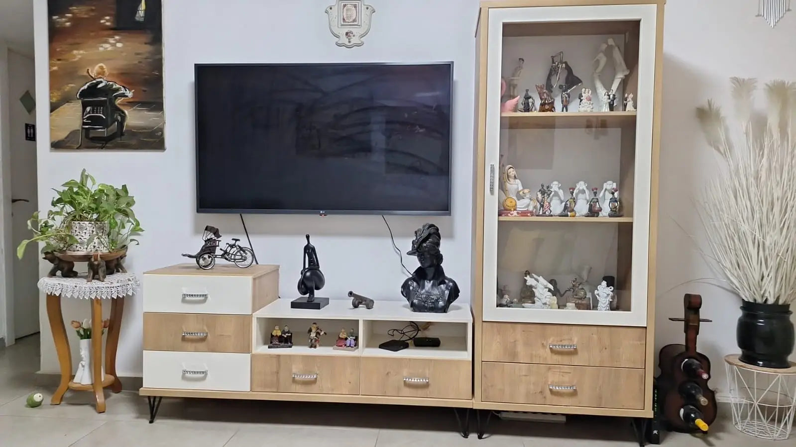 M153 | סט מזנון עם ויטרינה רוחב 214 צבע שמנת שילוב אלון מבוקע