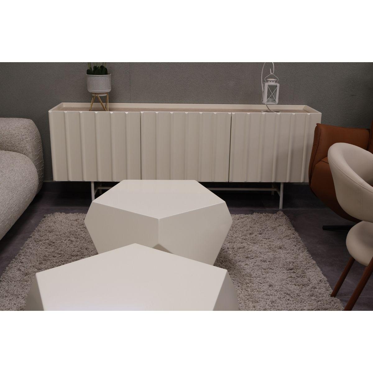 MILKI | מזנון טלוויזיה מודרני בגוון בהיר עם דלתות חלקות ורגלי מתכת