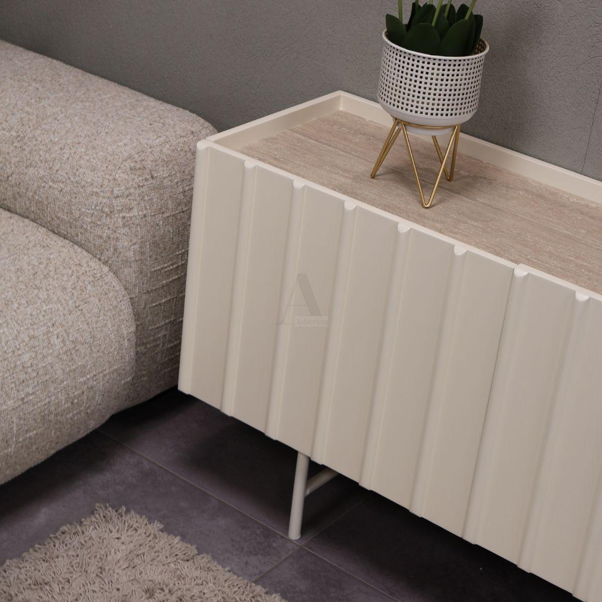 MILKI | מזנון טלוויזיה מודרני בגוון בהיר עם דלתות חלקות ורגלי מתכת