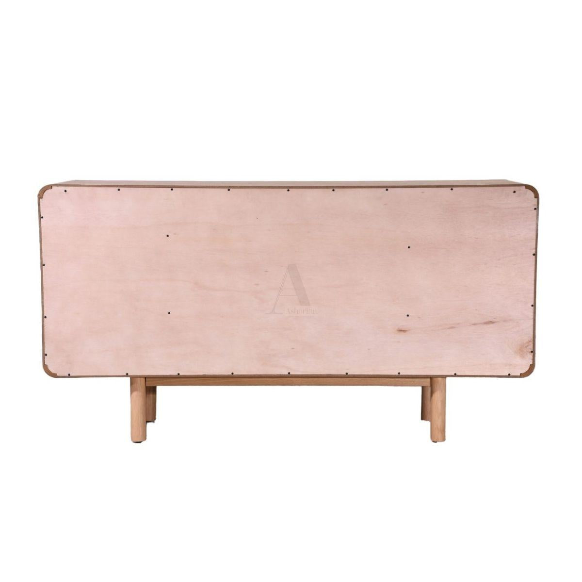 KORA | מזנון טלוויזיה מעוצב עם דלתות תריס ורגלי עץ מלא