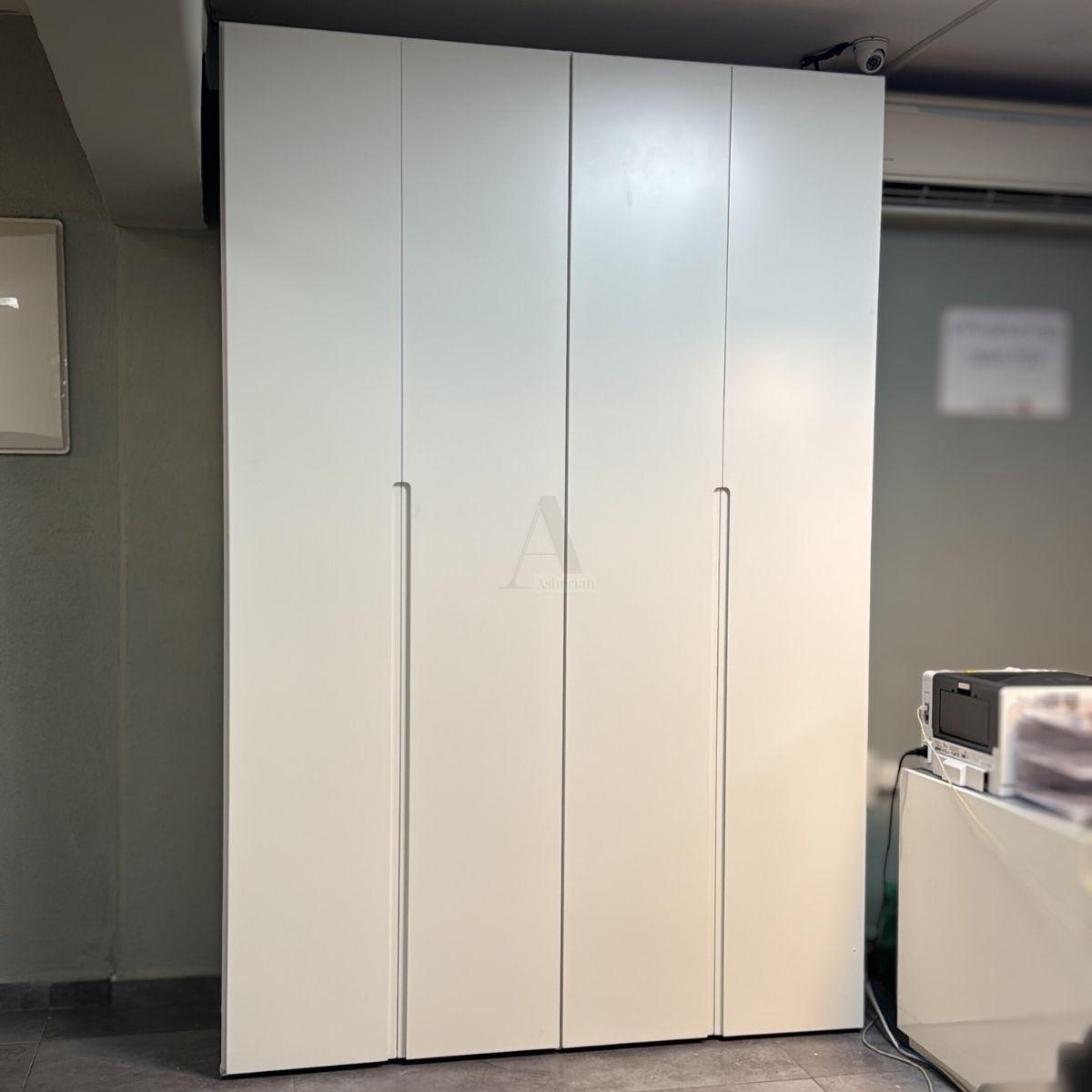 PLATINA | ארון פתיחה מודרני עם דלתות צבע וידיות אינטגרליות