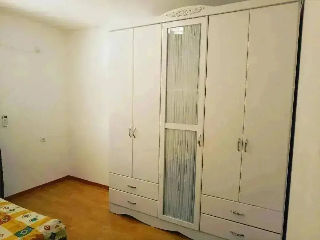 ALIAN | ארון 5 דלתות מעוצב עם קרניזים דלת זכוכית וילון ומגירות -    - אשריאן | ASHERIAN