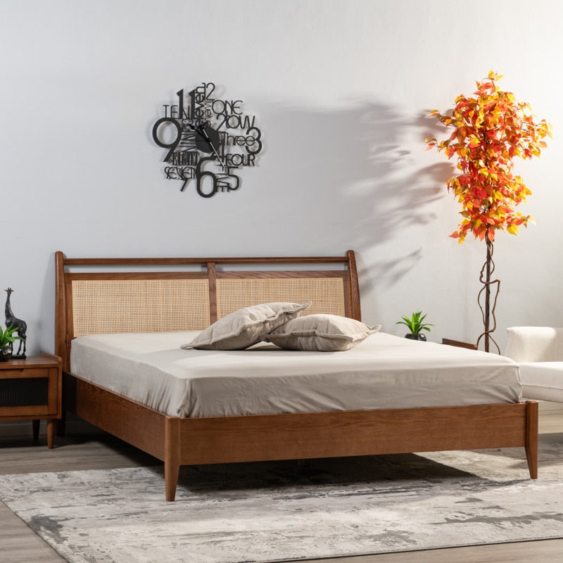 BORA | מיטה זוגית מעץ מלא בשילוב ראטן - אגוז / 140/190 ס״מ