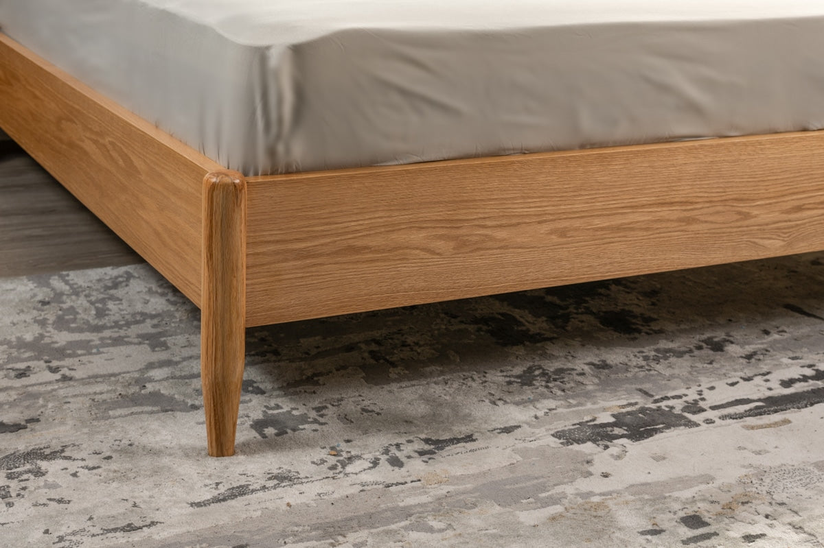 BORA | מיטה זוגית מעץ מלא בשילוב ראטן - אלון טבעי / 140/190 ס״מ